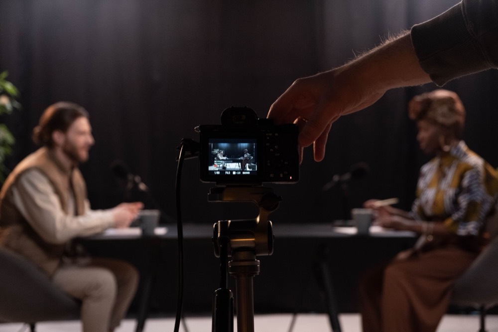 Kamera filmt ein Podcast-Interview – Workshop Videopodcast im Heimstudio, online