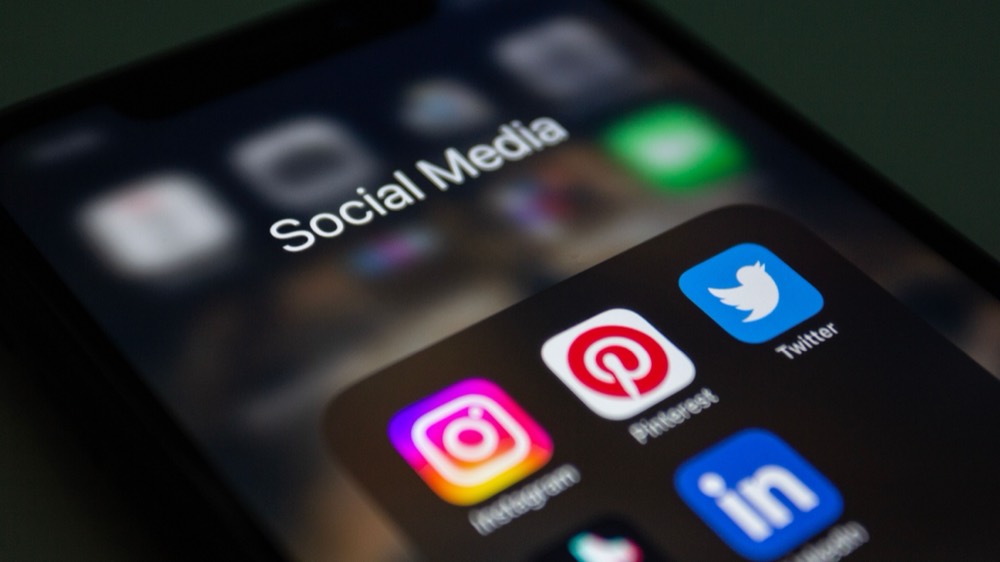 Social-Media-Apps auf einem Smartphone – Social Media Crashkurs online