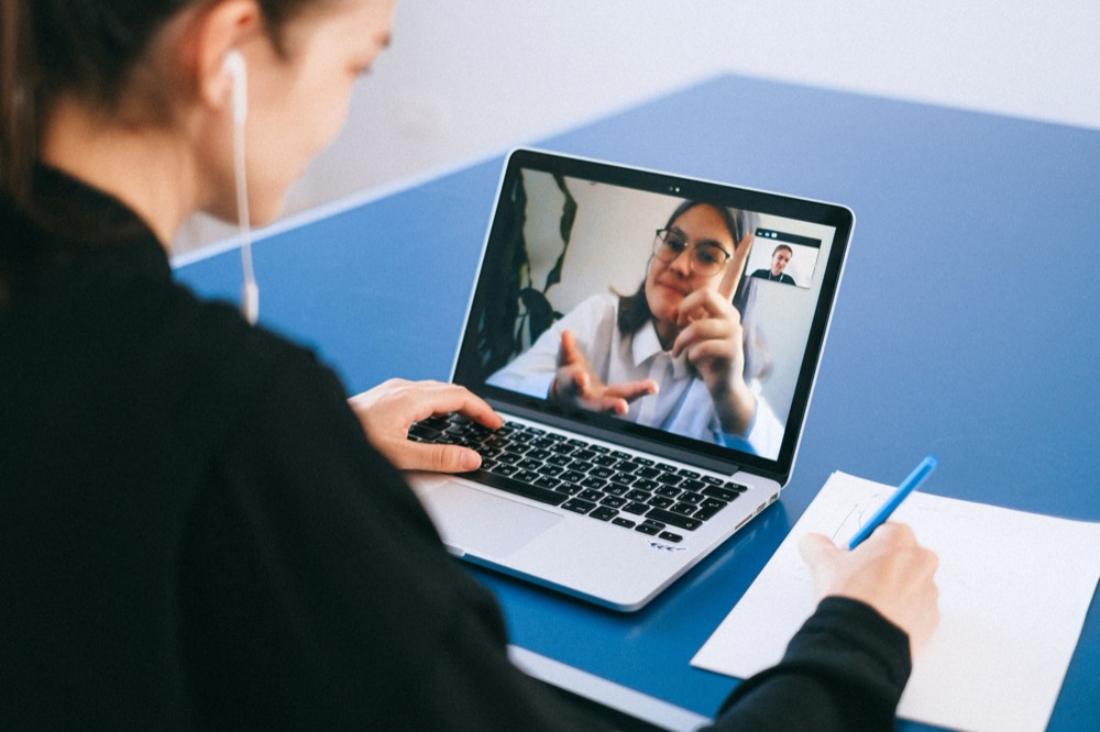 Videocall am Laptop – Creator Sprechstunde online